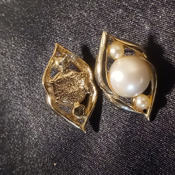 Vintage new old stock gold plated faux pearl pierced. Woolworths tags - Picture 4 of 5